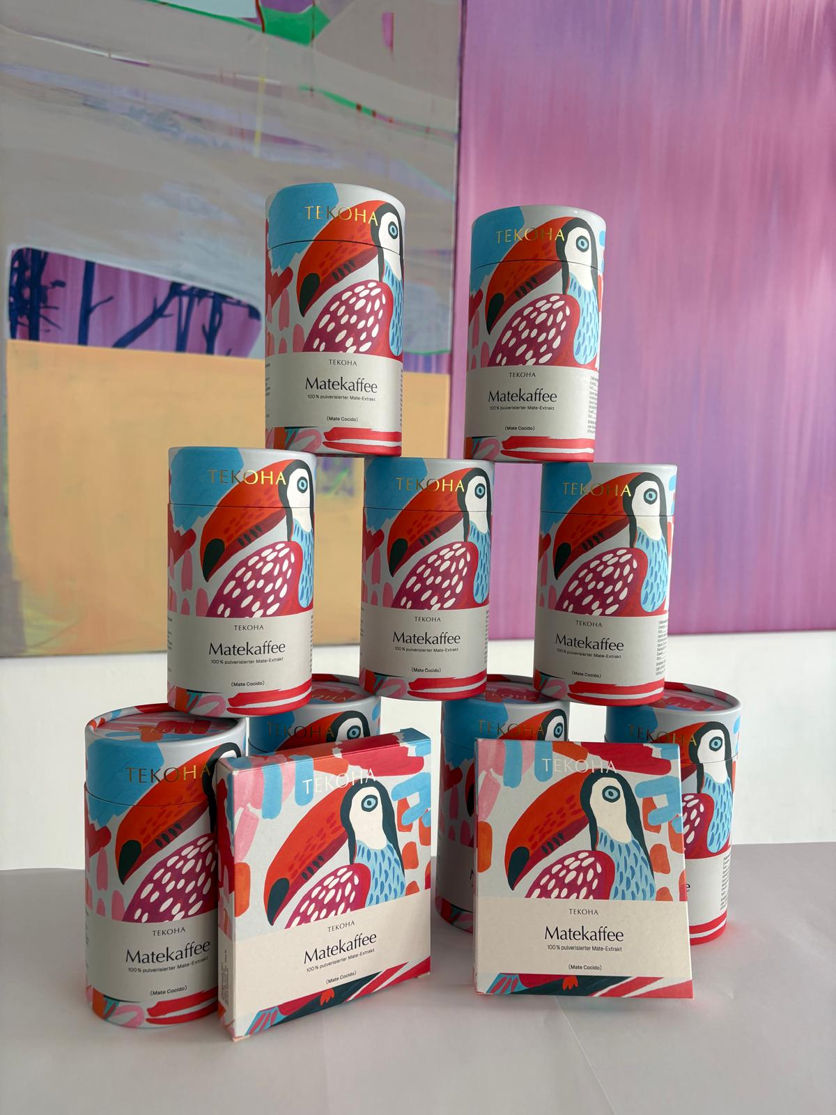 Pyramide aus TEKOHA Matekaffee Dosen und Schachteln mit Sticks